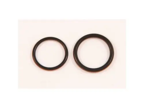 Zwei schwarze O-Ringe, unterschiedlich groß, auf hellem Hintergrund. Sie gehören zu einem Dichtungssatz von Ideal Standard.
